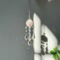 Exquisites Kristall-Sonnenfänger Detail mit rosa Naturstein und funkelnden Glasprismen. - Natürlicher Stein Spitzperle / Silber