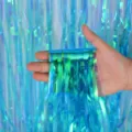 Vue rapprochée du rideau de franges iridescent, fond brillant pour décor de fête et mariage. - Bleu