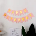 Joyeuse bannière en papier rose avec feuille d'or pour la décoration de fête d'anniversaire. - Banderole Happy Birthday rose clair