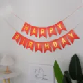 Bannière en queue d'aronde rouge avec lettres dorées joyeux anniversaire pour fête et décoration. - Banderole Happy Birthday rouge