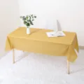 Nappe jetable dorée vue de détail lifestyle pour décor de fête, surface texturée lisse. - 137*183cm / Or