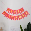 Guirlande d'anniversaire en papier rouge avec lettres dorées, drapeaux brillants pour fête. - Banderole Happy Birthday rouge clair