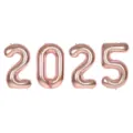 Gros plan des ballons en aluminium rose gold chiffre 2025 pour décoration du Nouvel An. - Or rose