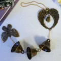 Campanello eolico in bronzo vintage con ali d'angelo e campane per decorazione. - Farfalla con 3 campanellini (catena dorata)