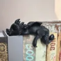 Schwarzer Harz Drache Buch Ornament, Gotische Fantasy Schreibtisch Figur für Regal - Buchkletternder Drache / Schwarz