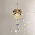 Nahaufnahme des goldenen Metallengels und geschliffener Kristallkugeln mit Lichteffekten. - Engel-Lichterkette mit 20 Bällen
