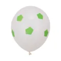 Gros plan de détail d'un ballon en latex blanc avec motif pentagone vert et embout de gonflage. - Style Imprimé Football Vert / Pack de 100 / Blanc