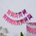 Guirlande fanions rose holographique Happy Birthday papier queue d'aronde déco fête. - Banderole vieux rose avec lettres anglaises dorées à l'héliogravure