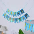 Bannière d'anniversaire holographique bleue avec de jolies lettres dorées pour la fête. - Banderole de fanions bleue avec dorure anglaise
