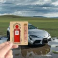 Holz Geldgeschenk Karte Detail mit Tankstelle Grafik und Reagenzglas für Banknoten. - Gib Gas