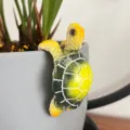 Gros plan détaillé d'un ornement de tortue de mer en résine pour la décoration. - Tortue Verte