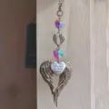 Engelsflügel Sonnenfänger mit graviertem Herzanhänger, glitzernder Kristallprisma Fensterkristall. - Engelsflügel