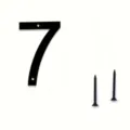 Primer plano del número de casa moderno de metal negro 7 con tornillos de fijación a juego. - 7