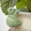 Resin Schildkroete Blumentopf haengende Skulptur Detail, niedliche Tier Gartendeko Nahansicht. - Grüne Kleine Schildkröte