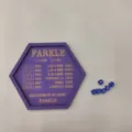 Hölzernes Farkle-Würfeltablett Detail mit gravierten Regeln und blauen Würfeln zum Spielen. - Lila