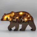 Mehrschichtiges Holzgeschnitzter Bär Ornament mit LED Licht für kreative Tischdeko. - Bär & Licht