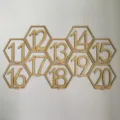 Detail van houten zeshoekige tafelnummers met holle cijfers voor feestdecoratie. - Nummers 21-30
