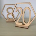 Houten zeshoekige tafelnummer bord detailweergave, uitgesneden ontwerp voor bruiloft decor. - Nummers 31-40