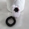 Tragbarer Hundetrainer Clicker mit Handschlaufe, süße Bärenform für effektives Haustiertraining. - Weiß