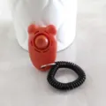 Tragbarer roter bärenförmiger Haustier Hundetraining Klicker mit schwarzem Spiralarmband - Orange