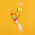 Hängendes Katzenspielzeug mit bunten Pompons, elastischer Schnur und Feder für Hauskatzen. - Feder