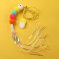 Hängendes Katzenspielzeug mit Gummiseil und bunten Pompons, Türhänger Haustierbedarf. - Knisterpapier