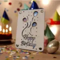 Vista detallada de tarjeta de cumpleaños de madera creativa para regalos con decoración festiva. - Estilo H / 16x12cm