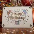 Detalle de la tarjeta de regalo de cumpleaños de madera con texto grabado y motivos festivos. - Estilo C / 16x12cm