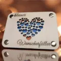 Vista detalle de placa de regalo de madera, con corazones calados y texto grabado para decoracion. - Estilo D / 16x12cm