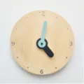 Dettaglio orologio da parete in legno minimalista, quadrante nordico con cifre e mani. - Verde e nero (batterie non incluse)