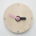 Primo piano sul dettaglio dell'orologio da parete in legno, design nordico minimal. - Rosa e nero (batterie non incluse)