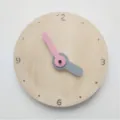 Détail d'horloge murale silencieuse en bois nordique, design minimaliste mains roses. - Rose et gris (piles non incluses)
