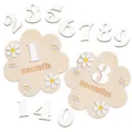 Carte mensili miliari per bambini in legno con margherite per oggetti di scena per foto di neonati. - Bianco