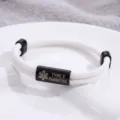Primo piano dettagliato del bracciale in corda intrecciata bianca con barra in acciaio inox medico nero. - Stile Allerta Medica / Corda Bianca Hardware Nero