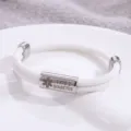 Dettaglio bracciale medico in acciaio inox, corda intrecciata bianca con incisione. - Stile Allerta Medica / Corda Bianca Hardware Argento