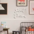 Targhetta da parete in legno Sweet Dreams, scrittura bianca moderna per decoro camera. - Bianco