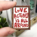 Primo piano di insegna in legno in miniatura con testo d'amore per dettaglio bambole. - Stile B (Citazione d'Amore)