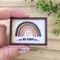 Ornamento per cornice foto in legno miniatura casa delle bambole con design arcobaleno. - Stile C (Citazione di Gentilezza)