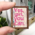 Miniatura cornice in legno accessorio casa delle bambole decorazione DIY cartello ispiratore - Stile A (Citazione Motivazionale)
