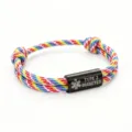 Bracelet paracorde coloré fait main avec tube en acier gravé d'alerte médicale pour un usage quotidien. - Alerte Médicale Paracorde Colorée Accessoires Noirs
