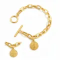 Primer plano detallado de la pulsera de cadena de acero inoxidable con medalla de San Benito. - Circunferencia 17cm / Dorado