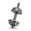 Gros plan du pendentif haltère en métal montrant la surface polie et le design texturé. - Haltère Noir