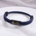 Dettaglio del braccialetto medico in acciaio inossidabile inciso con corda blu intrecciata. - Stile Allerta Medica / Corda Blu Marina Hardware Nero