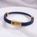 Bracciale di allerta medica in corda blu intrecciata con tubo in acciaio inox inciso. - Stile Allerta Medica / Corda Blu Marina Hardware Dorato