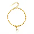 Primo piano del bracciale con catena a sfere dorata con pendente a lettera H pavé di cristalli luminosi. - Braccialetto a Sfere Iniziale H con Strass / Oro