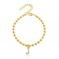 Dettaglio di bracciale di perle dorate con ciondolo a lettera J in strass luminosi. - Braccialetto a Sfere Iniziale J con Strass / Argento