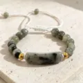Detailansicht des Natursteinperlen-Armbands mit mittlerem Brückenanhänger und verstellbarer Kordel. - Schwarze Drachenperlen Armband