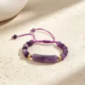 Nahaufnahme des natürlichen Amethyst-Perlenarmbands mit langem Brückenanhänger und Kordel. - Amethyst Armband