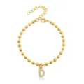 Bracciale di perle dorate con ciondolo lettera D tempestato di strass, elegante e chic. - Braccialetto a Sfere Iniziale D con Strass / Oro