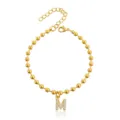Elegante bracciale di perline dorate con ciondolo a forma di lettera M con strass. - Braccialetto a Sfere Iniziale M con Strass / Oro